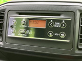 CDやラジオで、お好みの音楽を楽しめます。AUX端子も備えているので、外部機器との接続も簡単です。日常のドライブをより快適にする装備です。