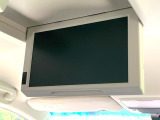 【フリップダウンモニター】大画面モニターで後席でもエンタメをお楽しみいただけます。小さなお子様にも大人気の装備です♪