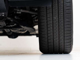 車体を前方から見た際の【左前輪】です。溝の残量やキズの有無など、より状態を詳しくお知りになりたい場合はスタッフまでお尋ね下さいませ。