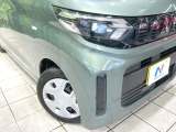 【LEDヘッドライト】悪天候や夜間走行時も良好な視界を確保し安心して運転できる高輝度LEDヘッドライトを装備!点灯速度が早く、消費電力も抑えられています。