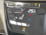 【オートエアコン】一度お好みの温度に設定すれば、車内の温度を検知し風量や温度を自動で調整。暑い&hellip;寒い&hellip;と何度もスイッチ操作をする必要はありません。快適な車内空間には必須の機能ですね♪
