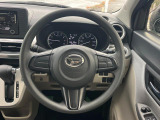 インテリアに合わせたデザインのステアリングは、運転される方のことも考え、運転しやすい形状、大きさです。是非一度、実際に触ってお確かめください。