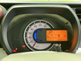 視認性の高いメーター類で、運転状況をしっかり把握。デジタル表示により、様々な情報を確認でき、安心の運転をサポートします。