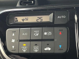 【オートエアコン】一度お好みの温度に設定すれば、車内の温度を検知し風量や温度を自動で調整。暑い&hellip;寒い&hellip;と何度もスイッチ操作をする必要はありません。快適な車内空間には必須の機能ですね♪