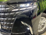 【LEDヘッドライト】悪天候や夜間走行時も良好な視界を確保し安心して運転できる高輝度LEDヘッドライトを装備!点灯速度が早く、消費電力も抑えられています。