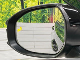 【ブラインドスポットモニター】走行中、ドアミラーの死角になりやすい箇所に後続車が接近するとサイドミラーのレンズに警告を表示!ドライバーに注意喚起をしてくれます。