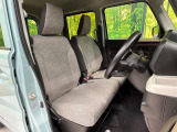 運転席まわりには十分なスペースがあり、大柄な方でもゆったり運転していただける環境です。