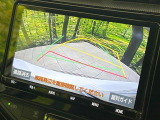【バックカメラ】駐車時に後方がリアルタイム映像で確認できます。大型商業施設や立体駐車場での駐車時や、夜間のバック時に大活躍!運転スキルに関わらず、今や必須となった装備のひとつです!