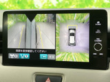 後方の状況を画面で確認できるので、安全な駐車をサポートします。狭い場所でも安心して駐車操作を行えます。ガイドラインも表示されます。