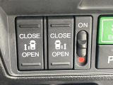 【両側パワースライドドア】スマートキーや運転席のスイッチで後席両側スライドドアの開閉が可能♪電動だから力を入れてドアを開ける必要が無く、小さなお子様でも簡単に開け閉めでき快適です♪