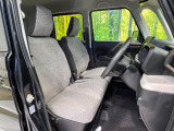 運転席まわりには十分なスペースがあり、大柄な方でもゆったり運転していただける環境です。