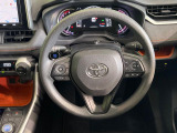 インテリアに合わせたデザインのステアリングは、運転される方のことも考え、運転しやすい形状、大きさです。是非一度、実際に触ってお確かめください。