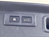 【パワーバックドア】スマートキーや運転席のボタンを押すだけでリアゲートが自動で開閉します!荷物を持っている時や、高い位置にあるバックドアを閉める際に便利な機能です♪
