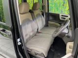 運転席まわりには十分なスペースがあり、大柄な方でもゆったり運転していただける環境です。