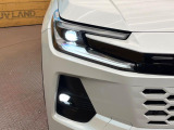 【LEDヘッドライト】悪天候や夜間走行時も良好な視界を確保し安心して運転できる高輝度LEDヘッドライトを装備!点灯速度が早く、消費電力も抑えられています。