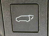 【パワーバックドア】スマートキーや運転席のボタンを押すだけでリアゲートが自動で開閉します!荷物を持っている時や、高い位置にあるバックドアを閉める際に便利な機能です♪