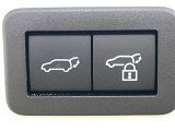 【パワーバックドア】スマートキーや運転席のボタンを押すだけでリアゲートが自動で開閉します!荷物を持っている時や、高い位置にあるバックドアを閉める際に便利な機能です♪