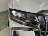 【LEDヘッドライト】悪天候や夜間走行時も良好な視界を確保し安心して運転できる高輝度LEDヘッドライトを装備!点灯速度が早く、消費電力も抑えられています。