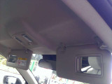 女性の方は必見!運転席と助手席のサンバイザー裏にバニティミラーが付いてます!身だしなみチェックに役立ちます。