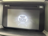 【マツダコネクトナビ】車内の雰囲気にマッチした一体型タイプのナビ。各種車輌設定やBluetooth再生等、様々な機能が楽しめます。直感的なダイヤル操作が可能で、使い勝手も良好です。