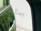 【ブラインドスポットワーニング】走行中、ドアミラーの死角になりやすい箇所に後続車が接近するとサイドミラー付近に警告を表示、ドライバーに注意喚起をしてくれます。