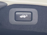 【パワートランクリッド】スマートキーや運転席のボタンを押すだけでリアゲートが自動で開閉します!荷物を持っている時や、高い位置にあるバックドアを閉める際に便利な機能です♪