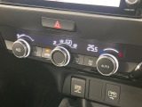 【オートエアコン】一度お好みの温度に設定すれば、車内の温度を検知し風量や温度を自動で調整。暑い&hellip;寒い&hellip;と何度もスイッチ操作をする必要はありません。快適な車内空間には必須の機能ですね♪