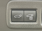 【パワーバックドア】スマートキーや運転席のボタンを押すだけでリアゲートが自動で開閉します!荷物を持っている時や、高い位置にあるバックドアを閉める際に便利な機能です♪