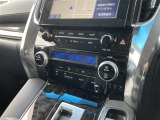 【 左右分離型フルオートエアコン 】運転席と助手席でそれぞれお好みの温度設定が可能で全席にも適切な空調をお届け致します。