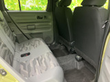 後部座席も広々としており、長距離移動でも快適です。ゆったりとくつろげる空間で、同乗者にも喜ばれます。快適な空間を提供します。