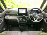 運転席からの視界は良好。操作性にも優れ、快適なドライビングをサポートします。広々とした空間でリラックスできます。