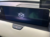 【12.3インチマツダコネクト】車内の雰囲気にマッチした大型ディスプレイ。スマホ接続でのナビ使用やBluetooth再生等、様々な機能が楽しめます。直感的なダイヤル操作が可能で、使い勝手も良好です。