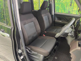 運転席まわりには十分なスペースがあり、大柄な方でもゆったり運転していただける環境です。