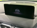 【10.25インチマツダコネクト】車内の雰囲気にマッチした大型ディスプレイ。スマホ接続でのナビ使用やBluetooth再生等、様々な機能が楽しめます。直感的なダイヤル操作が可能で、使い勝手も良好です。