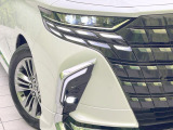 【LEDヘッドライト】悪天候や夜間走行時も良好な視界を確保し安心して運転できる高輝度LEDヘッドライトを装備!点灯速度が早く、消費電力も抑えられています。