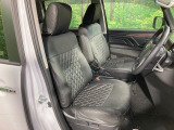 運転席まわりには十分なスペースがあり、大柄な方でもゆったり運転していただける環境です。