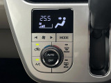 【アイドリングストップ】赤信号や渋滞で停車した際にエンジンを停止し、無駄な燃料の消費を抑えます。燃費向上や環境保護につなげる機能♪エンジンはブレーキを離せば再始動します。