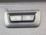 ●電動リアゲート:ワンタッチでリアゲートの開閉ができ、荷物などで両手が塞がっている状態でも簡単に開閉ができる便利機能です。