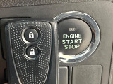 【キーフリーシステム】カバンやポケットに入れたままでもドアの施錠・解錠が可能なスマートキーを装備。エンジンのオン・オフ時もカギを取り出す必要が無いからとっても便利です♪