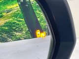 【ブラインドスポットモニター】走行中、ドアミラーの死角になりやすい箇所に後続車が接近するとサイドミラーのレンズに警告を表示!ドライバーに注意喚起をしてくれます。
