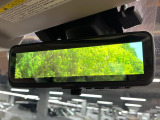 【スマートリヤビューミラー】後席の大きな荷物や同乗者で後方が確認しづらい時でも安心!カメラが撮影した車両後方の映像をルームミラー内に表示。クリアな視界で状況の確認が可能です!