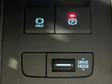 【電動パーキングブレーキ】パーキングブレーキを指先だけで操作可能です!力の弱い人にも安心してブレーキをかけていただけます!