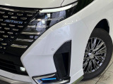 【LEDヘッドライト】悪天候や夜間走行時も良好な視界を確保し安心して運転できる高輝度LEDヘッドライトを装備!点灯速度が早く、消費電力も抑えられています。