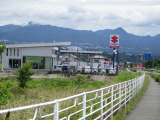 関越道の月夜野インターを降りてから国道17号線を前橋方面へ走行して初めての信号「政所河原」を過ぎます。その先の「S」の看板が当店です。入口まで残り200m!