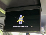 【後席モニター】家族や友人とお出かけする機会が多い方に大人気の後席モニターを装備!見やすい位置に画面がありテレビやDVDの視聴も快適!友達もお子様も、後席にしか乗らなくなるかも??