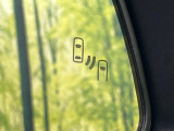 【ブラインドスポットモニター】走行中、ドアミラーの死角になりやすい箇所に後続車が接近するとサイドミラーのレンズに警告を表示!ドライバーに注意喚起をしてくれます。