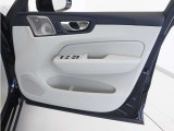 運転席ドアの全景です。キャビンを彩るすべてのものに、機能を形にした美しさが備わっています。