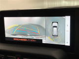 パノラミックビューモニターシステムが付いているので車の上から見た映像が確認できますよ。 一目で車両周辺の情報を確認できますが、直接安全をご確認下さい。
