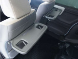 ◆シートバックテーブル◆フロントシートの背面に後席用のテーブルがついています。小物が置けて!カップホルダーもあります、ドライブ中や休憩時にも便利なテーブルです。