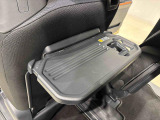 飲み物や食べ物を気軽に置ける格納式シートバックテーブルを、運転席と助手席の背もたれにご用意。車内の休憩も快適です!